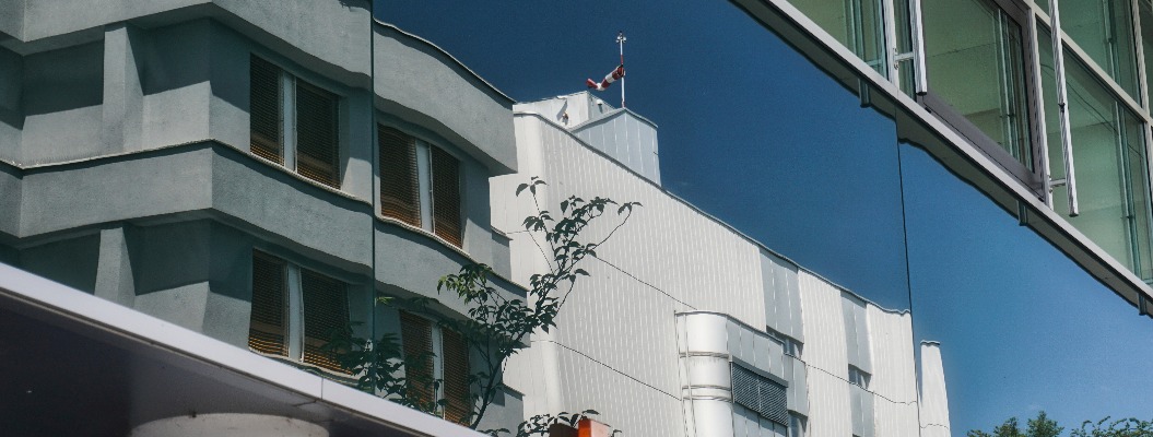 Haus, Hochhaus, Fassade, verspiegelt, Spiegelbild, spiegeln, Verkleidung, Kunst, Architektur, Zweck, Zweckmäßig, Ansicht, Rundblick, Spiegel, Stockwerk, Fenster, Balkon, Geschoß, Brüstung, Himmel, Bla